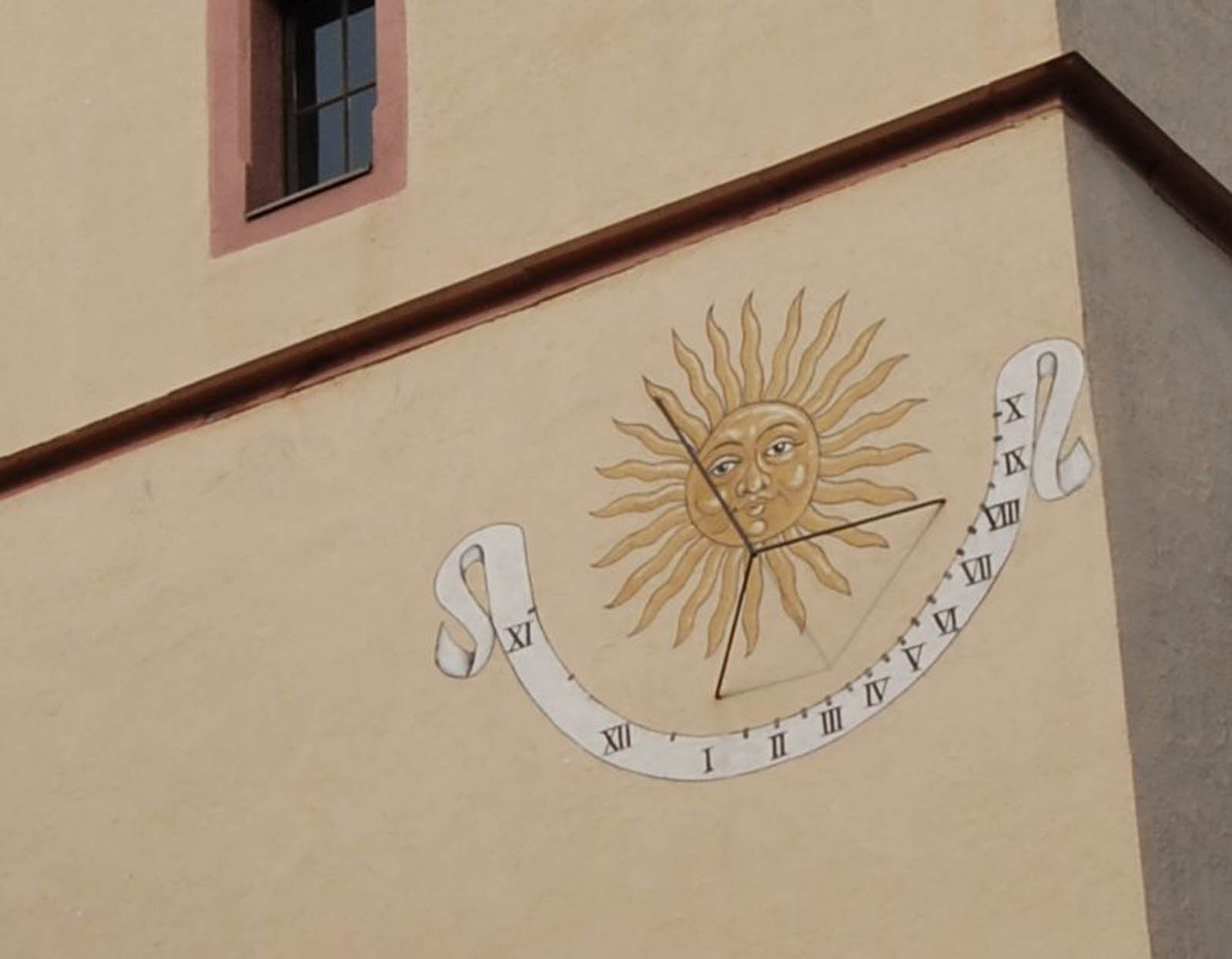 Sonnenuhr und normale Uhr